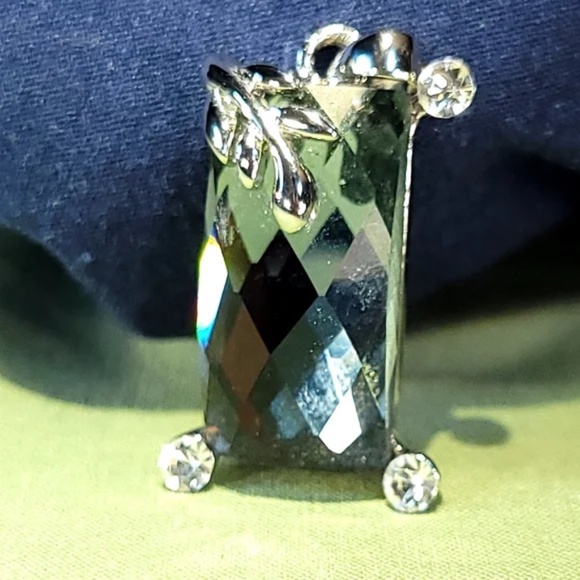 Cut Crystal Pendant with Ivy and Rhinestone Details - Picture 2 of 7